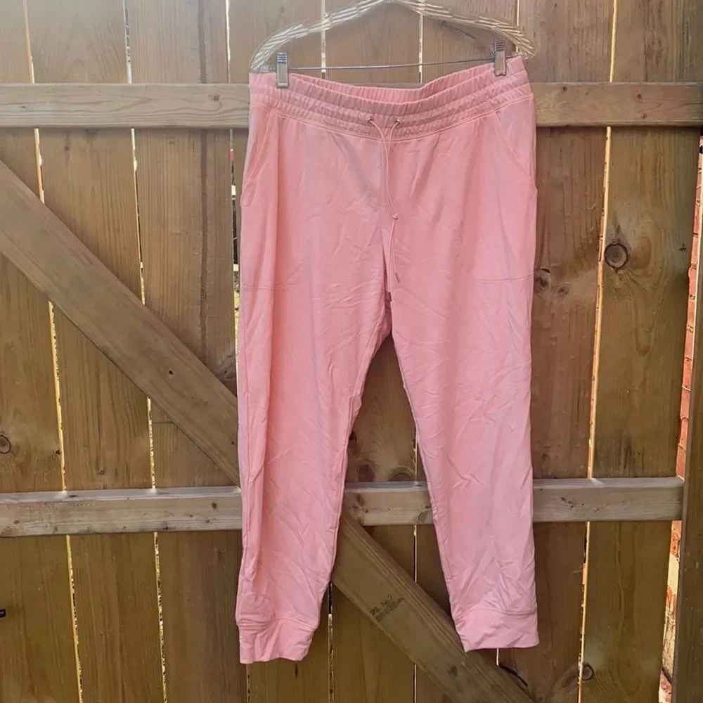 St. John’s pay joggers sz. L